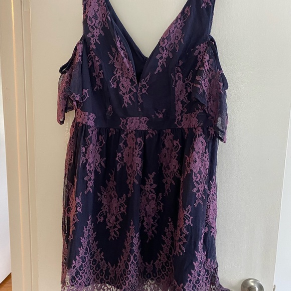 **NWT** Venus Lace Cold Shoulder Dress - Picture 3 of 6